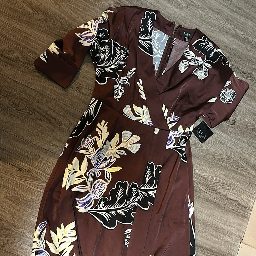 FLORAL PRINT FAUX WRAP MIDI DRESS
ELLA Rafaella - Picture 5 of 5